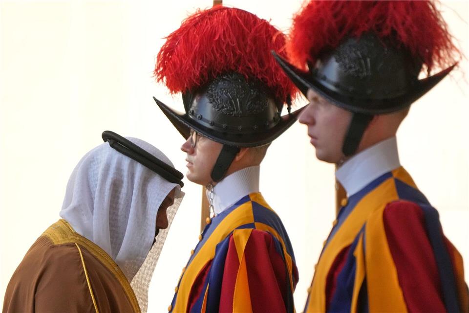 Vatikan: Begegnung zwischen bahrainischer Delegation und Schweizergardisten bei Papst-Besuch.Gregorio Borgia/AP/dpa