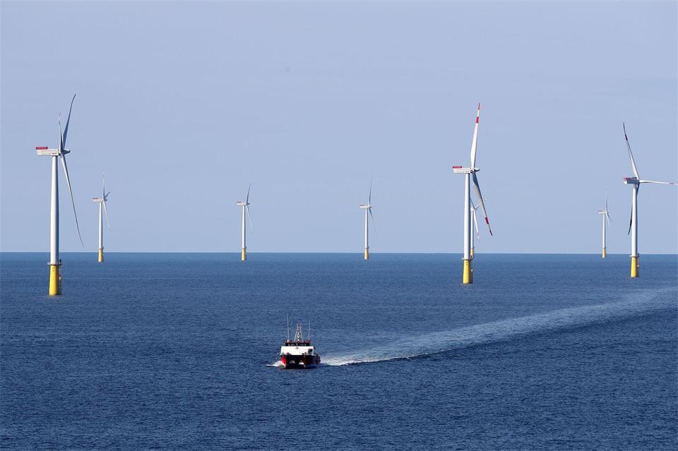 Vattenfall vermarktet nach eigenen Angaben erstmals Regelenergie auf hoher See. (Archivbild)Christian Charisius/dpa