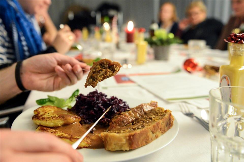 Vegetarische Gerichte mit saisonalem Gemüse wie Rotkohl, Wirsing oder Rote Bete sind günstige Alternativen zum klassischen Festtagsbraten.Britta Pedersen/dpa/dpa-tmn
