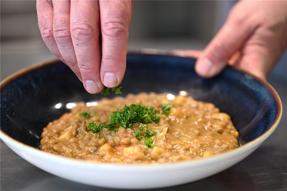 Vegetarische Linsensuppe im Betriebsrestaurant von Apetito - dieses Gericht wird oft in Kindergärten gegessen.Wolf von Dewitz/dpa