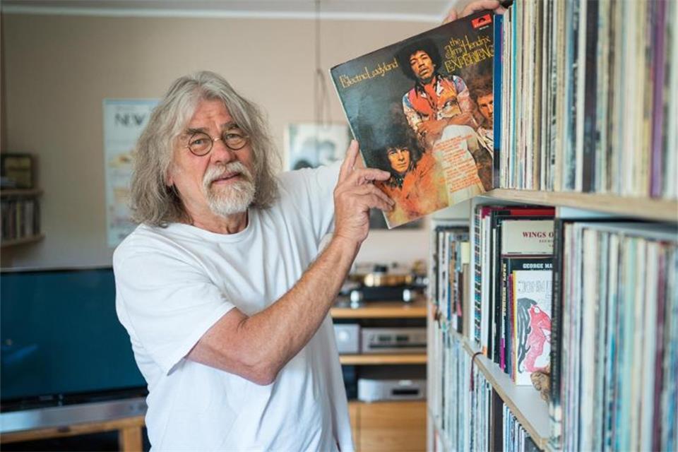Veit Marx-Haupenthal besuchte vor 50 Jahren das Love-and-Peace-Festival mit Jimi Hendrix auf der Ostseeinsel Fehmarn. Foto: Oliver Dietze/dpa