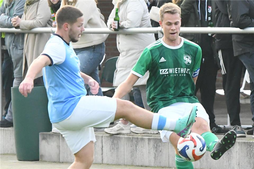 Velens Mittelfeldstratege Michael Baumeister (rechts) hofft beim sonntäglichen Gastspiel in Lippramsdorf auf seinen fünften Saisontreffer.