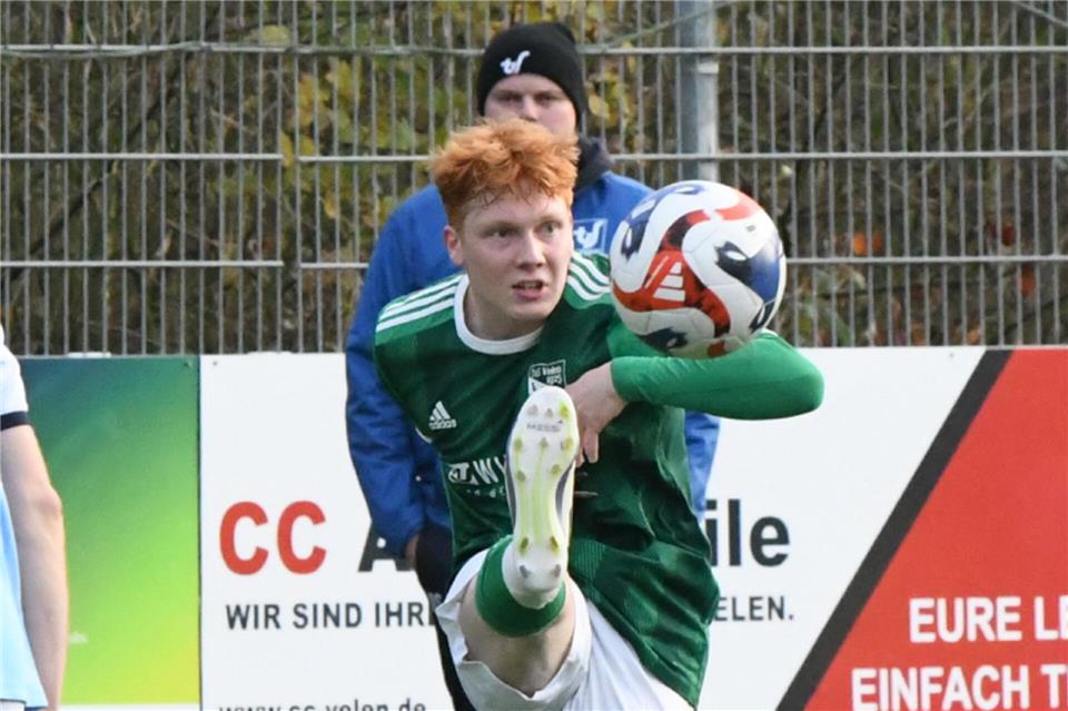 Velens Phil Höing erzielte das Tor zum 3:0 gegen Sythen. 