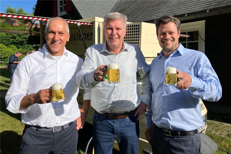 Veltins hat gegen den Branchentrend ein Absatzplus erzielt. Die Geschäftsführung um Brauerei-Chef Volker Kuhl (M) ist optimistisch. (Archivbild) Volker Danisch/dpa