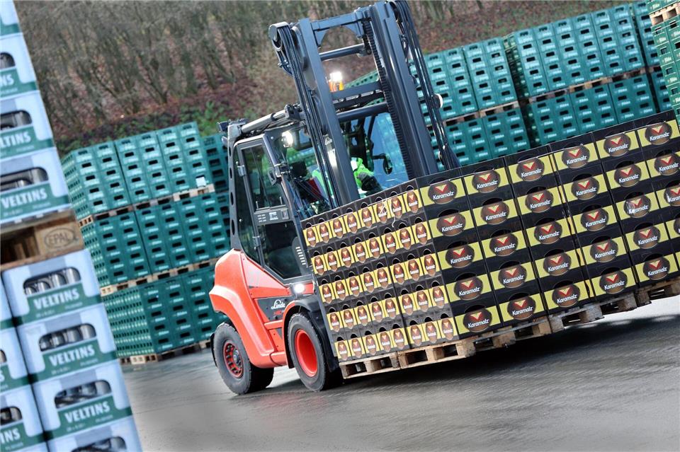 Veltins hat nach der Übernahme der Marke mit der Produktion von Karamalz in der eigenen Brauerei im Sauerland begonnen. Brauerei C.& A. Veltins/dpa