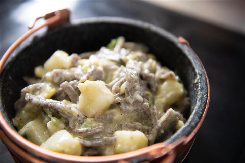 Veltliner Spezialität: „Pizzoccheri“ ist ein deftiges Gericht aus Käse, Kartoffeln, Gemüse und Buchweizennudeln.Fabio Borga/Livigno NEXT/dpa-tmn