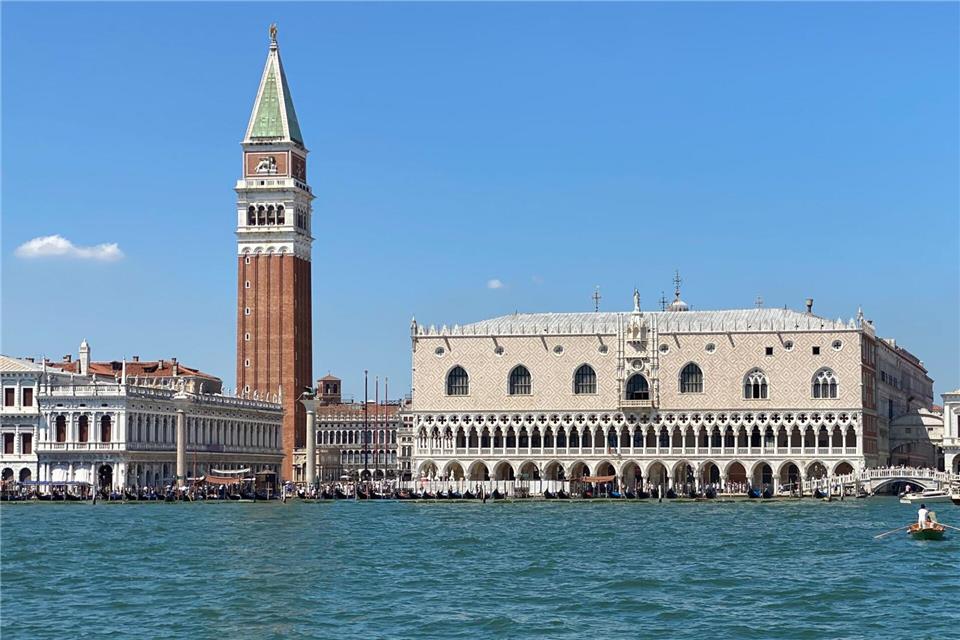 Venedig wird auch 2026 Eintritt kosten. Die Gebühr von zehn Euro für Tagestouristen wird an 60 Tagen zwischen Anfang April und Ende Juli fällig. Übernachtungsgäste sind ausgenommen, sie zahlen eine Kurtaxe.picture alliance/dpa/dpa-tmn