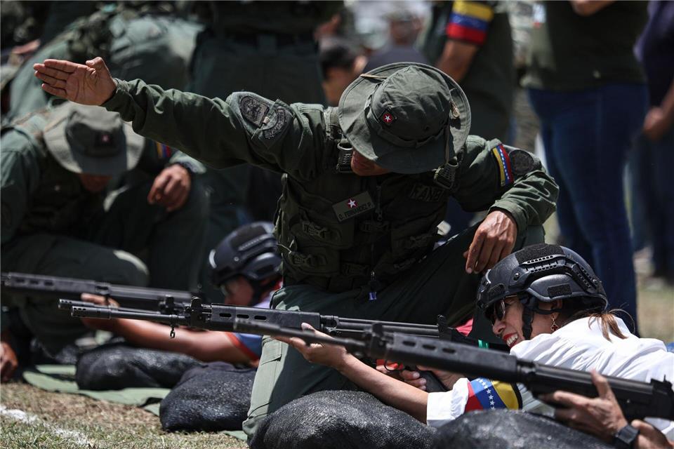 Venezolanische Milizen erhalten militärisches TrainingJesus Vargas/AP/dpa