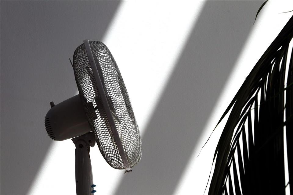 Ventilatoren sorgen an heißen Tagen für eine kühle Brise auf der Haut.picture alliance/dpa