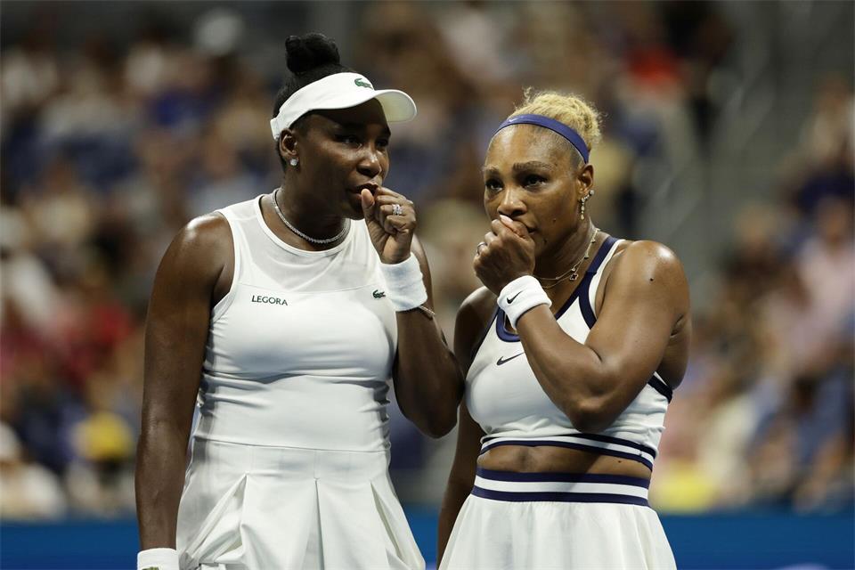 Venus (l) und Serena Williams berieten sich auf dem Court.Adam Hunger/AP/dpa