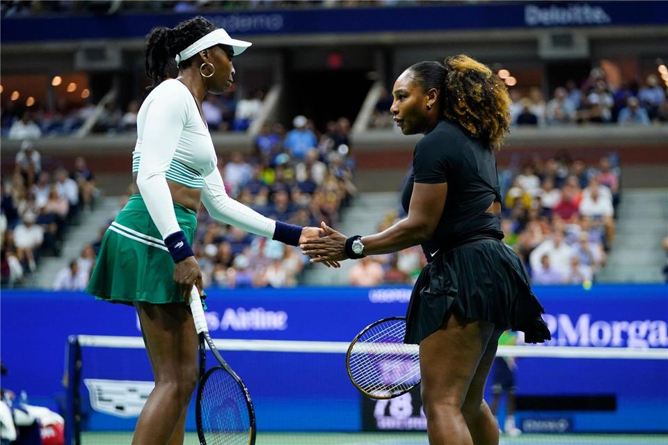 Venus (l) und Serena Williams möchten in Cincinnati gemeinsam antreten. (Archivfoto)Frank Franklin II/AP/dpa