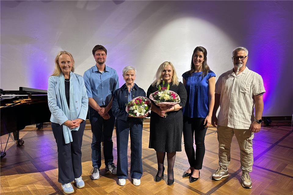 Verabschiedeten Sigrid Fulland-Fahrig (3. von links) im Farb (von links): Bürgermeisterin Mechtild Schulze Hessing, Simon Welsing, Kollegin Barbara Adams-Heidbrink, Musikschulleiterin Sandra Papajewski und der stellvertretende Personalratsvorsitzende Karsten Maier.