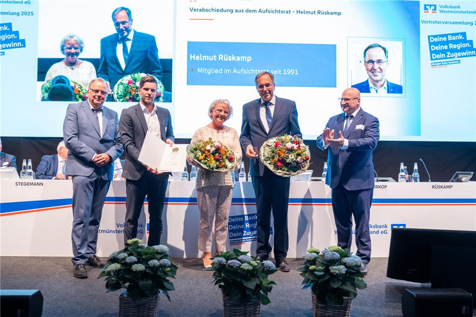 Verabschiedung aus dem Aufsichtsrat für Helmut Rüskamp (v.l.): Dr. Michael Rawert-Messing, Dr. Michael Wellmann, Claudia Rüskamp, Helmut Rüskamp und Dr. Carsten Düerkop.