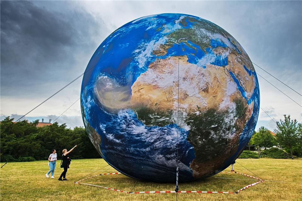 Veränderungen an der Erdoberfläche und in der Atmosphäre beeinflussen die Erdrotation. (Archivbild)Uhlíø Patrik/CTK/dpa