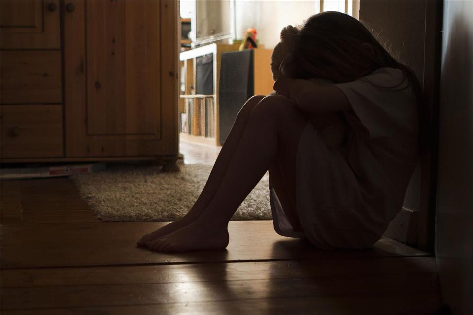 Veränderungen von Kindern und Jugendlichen können verschiedene Ursachen haben - sexueller Missbrauch ist eine. Erwachsene sollten sie immer ernst nehmen und versuchen, ins Gespräch zu kommen.Silvia Marks/dpa-tmn
