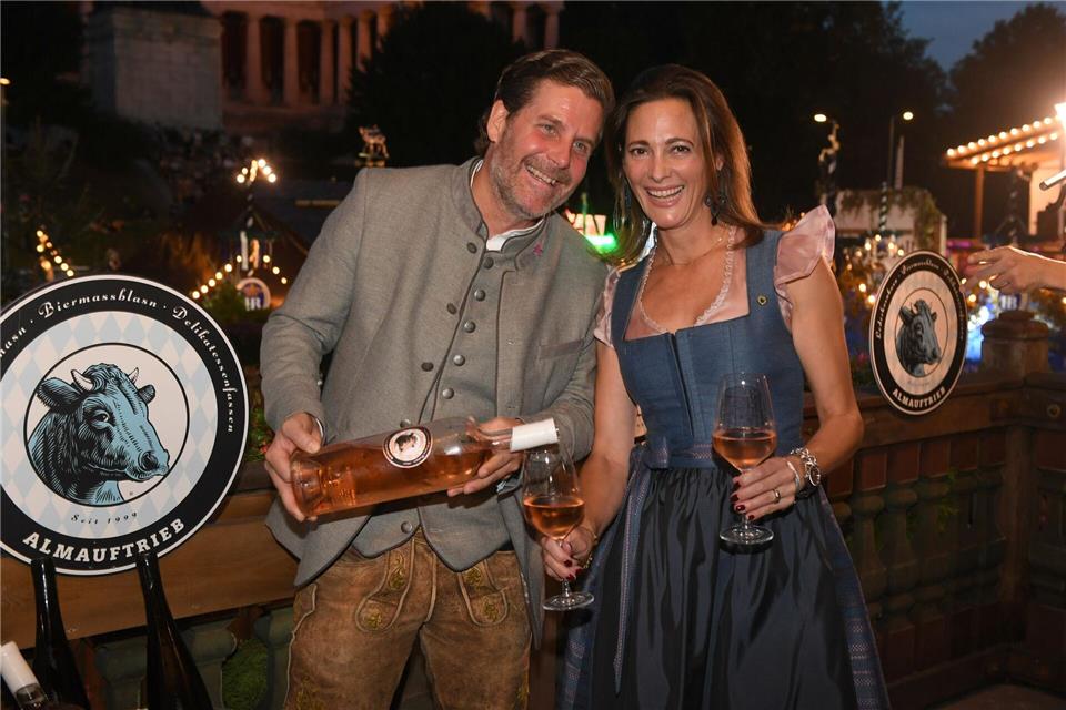 Wer sind die Wiesn-Promis? Veranstalten den „Almauftrieb“: Philip und Evelyn Greffenius.Felix H�rhager/dpa