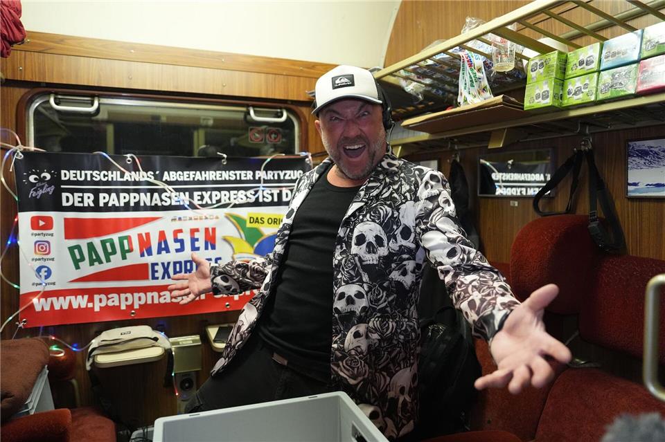 Veranstalter Oliver Schwartz ist mit guter Stimmung im Express dabei. Marcus Brandt/dpa