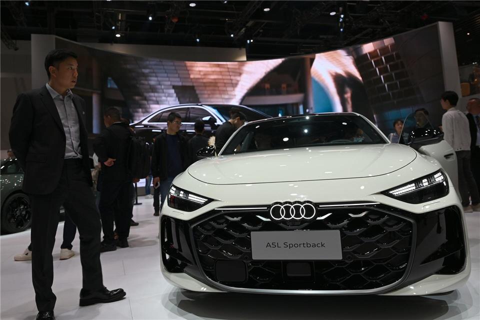 Verband sieht negative Auswirkungen durch Luxussteuer für deutsche Autobauer in China. (Archivbild)Johannes Neudecker/dpa