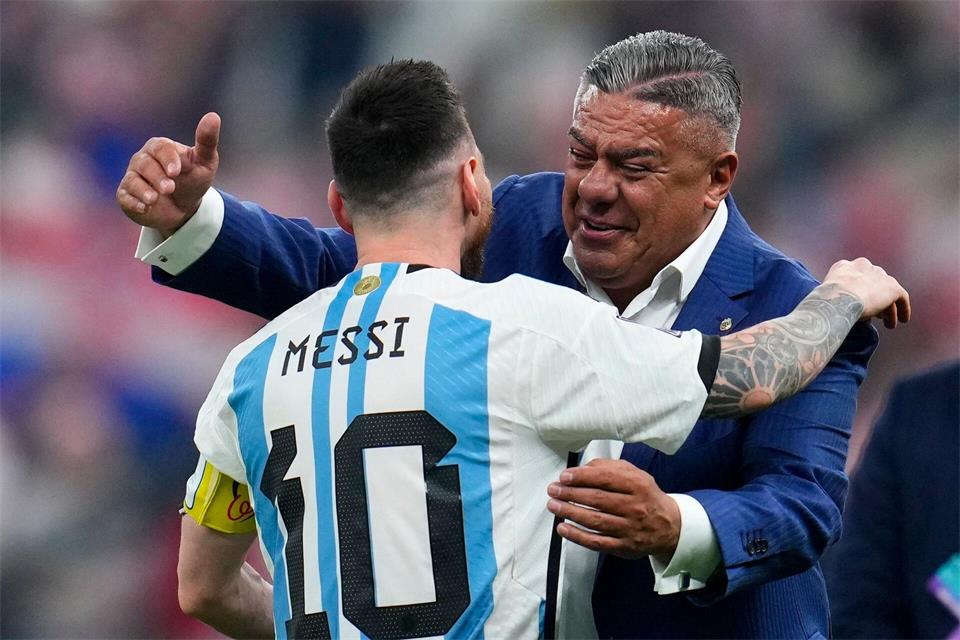 Verbandsboss Claudio Tapia kündigt eine Ehrung für Lionel Messi an. (Archivbild)Natacha Pisarenko/AP/dpa