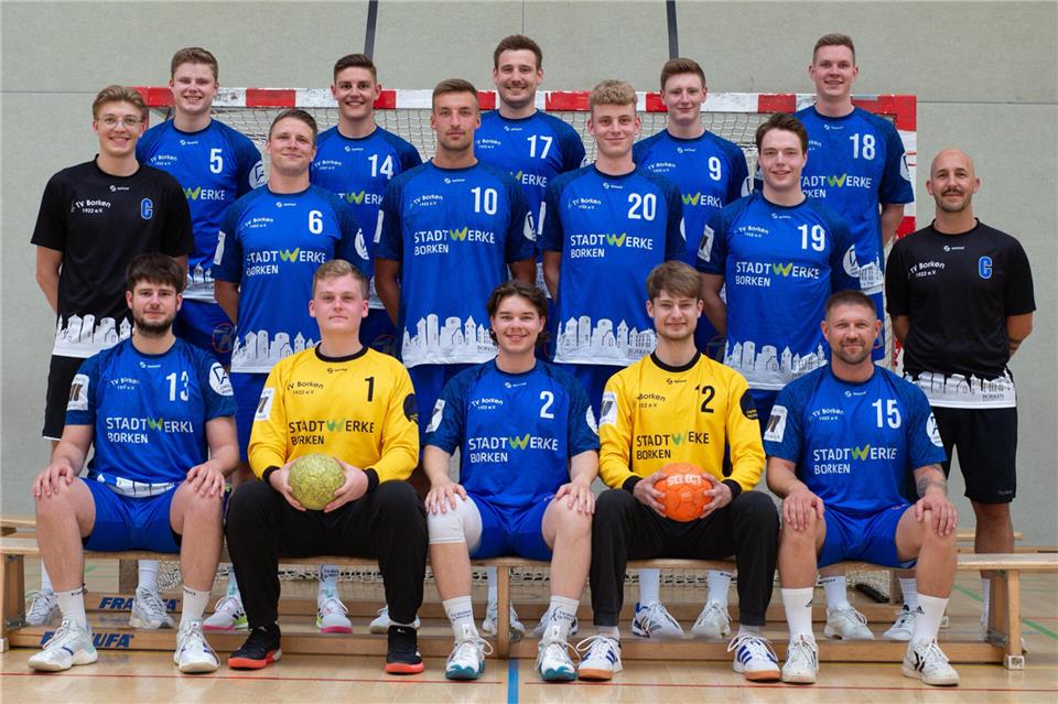 TV Borkens Handballherren in Neukirchen besonders motiviert Verbandsligist TV Borken (unten von links): Niklas Reukes, Torwart Sven Böger, Jan-Hendrik Gesing, Torwart Marius Reukes, Sergei Frese; Mitte von links: Frederik Gesing, Leon Arndt, Marcel Beckmann, Max Wiechmann, Jona Wansing, Christian Summen; hinten von links: Julian Weck, Lukas Dalhaus, Jan Schnelting, Steffen Wienand, Dominik Kutsch.