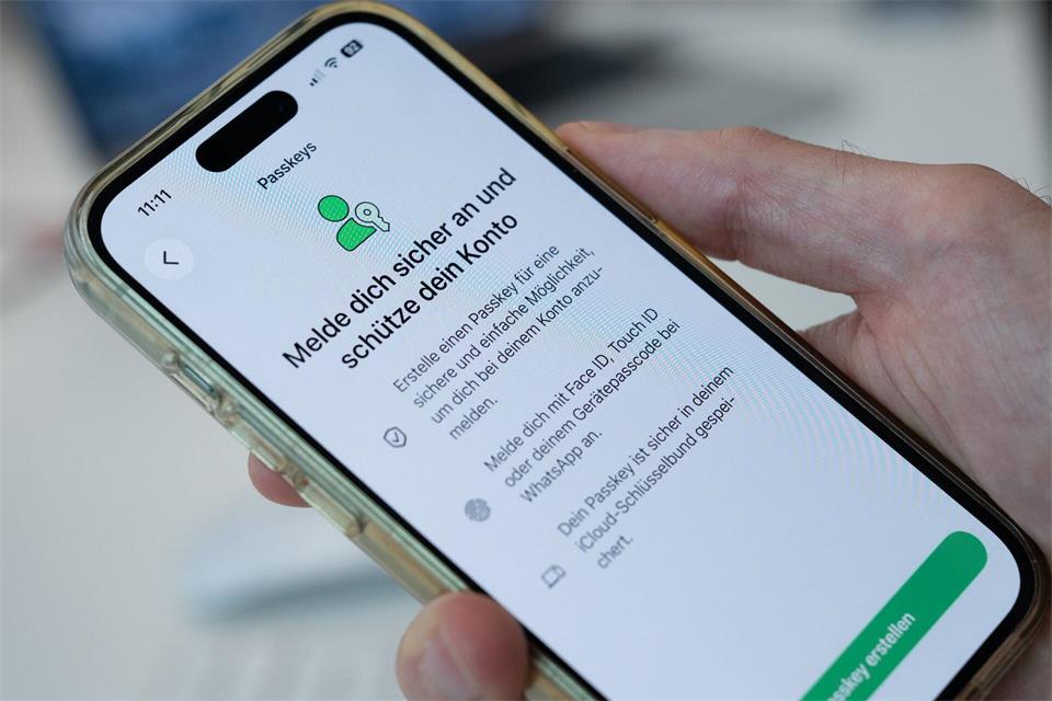 Verbesserter Konto-Schutz bei WhatsApp: Das Passkey-Verfahren gilt als besonders sicher.Franziska Gabbert/dpa-tmn
