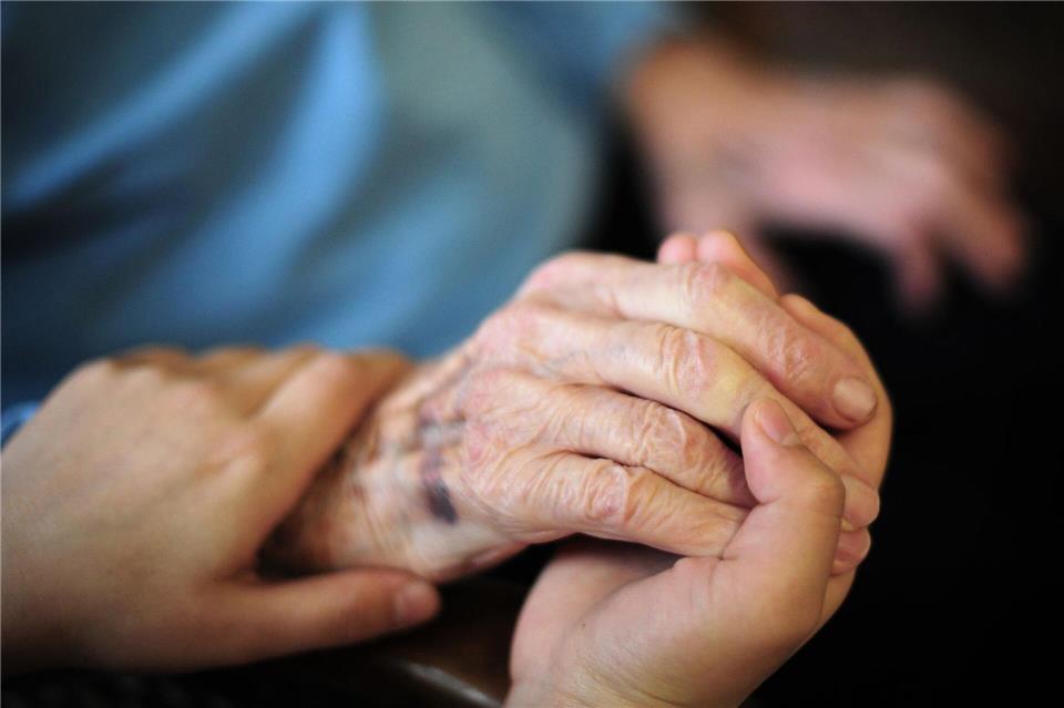 Verbesserungen für pflegende Angehörige geplant (Illustration) Daniel Reinhardt/dpa