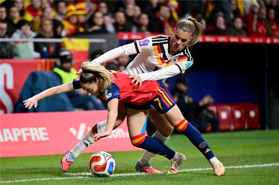 Verbissene Zweikämpfe: Deutschlands Selina Cerci und Spaniens Olga Carmona.Sebastian Christoph Gollnow/dpa