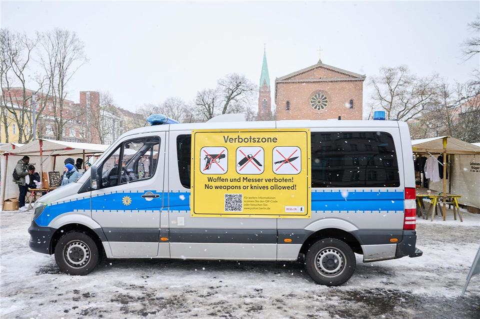 „Verbotszone“ steht auch auf dem Schild, das an einem Einsatzwagen der Polizei hängt. (Archivbild) Annette Riedl/dpa