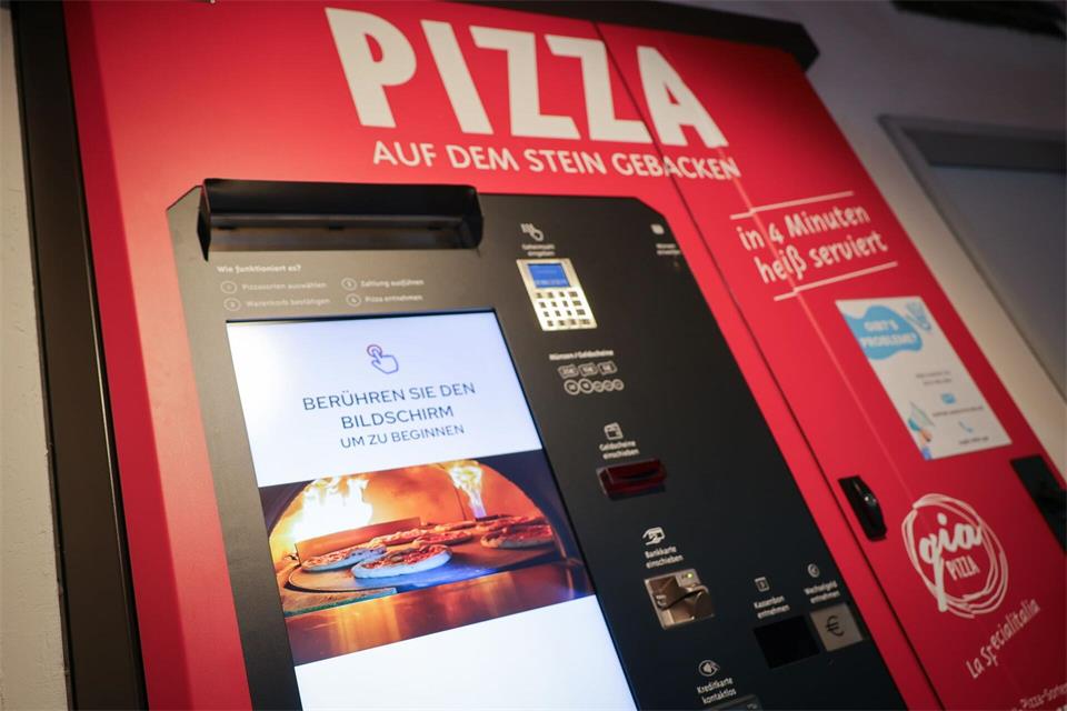 Verbraucher bekommen auch Pizza aus dem Automaten. (Archivbild) Christian Charisius/dpa