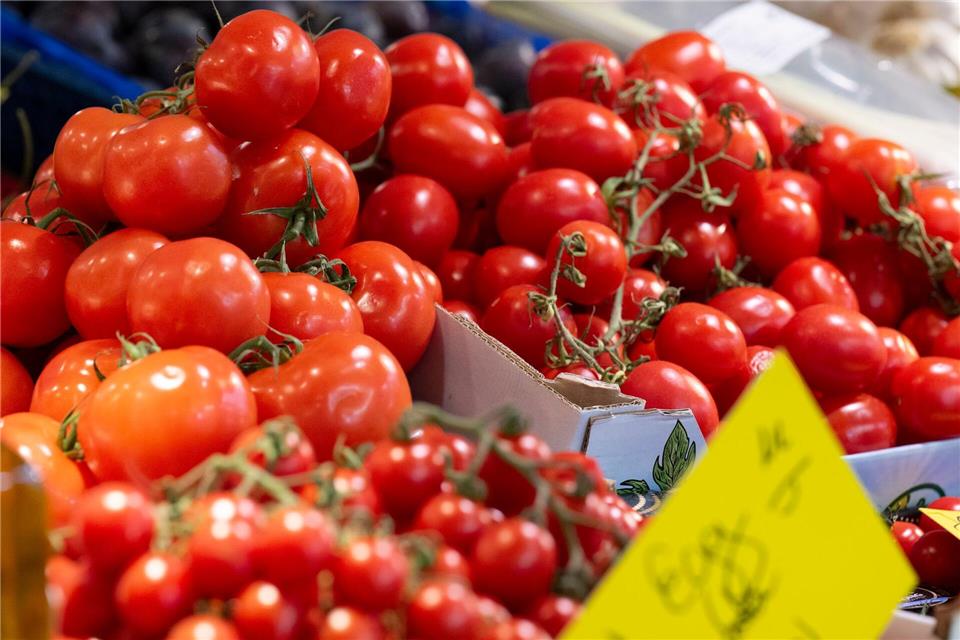 Verbraucher spüren beim Einkauf die gestiegenen Lebensmittelpreise.Boris Roessler/dpa