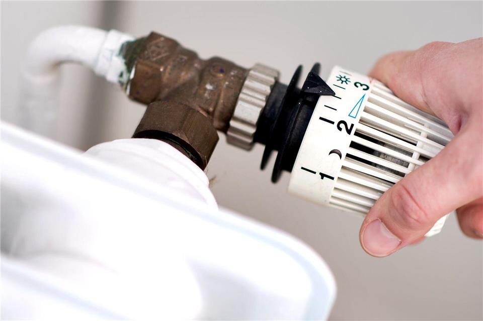 Verbraucher zahlen weniger für Strom und Gas Verbraucher spüren höhere Gaspreise beim Heizen (Archivbild)Hauke-Christian Dittrich/Deutsche Presse-Agentur GmbH/dpa