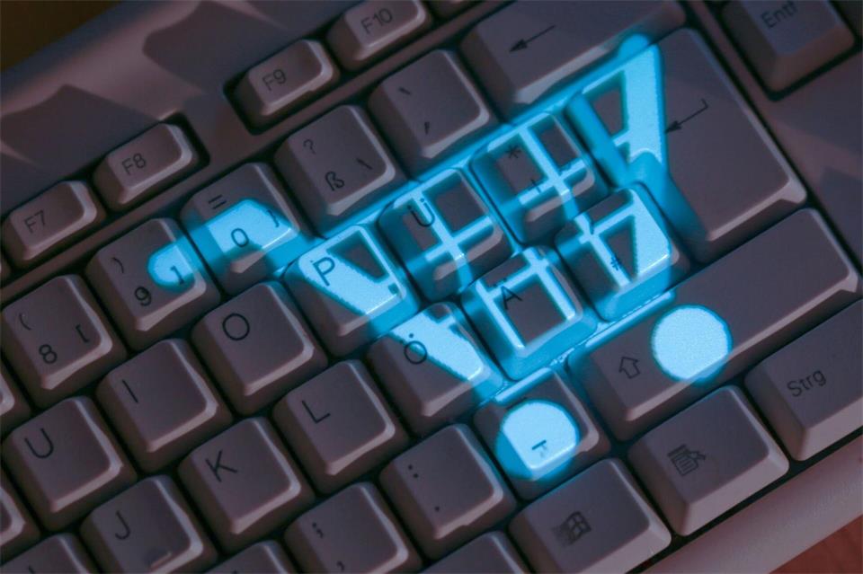 Verbraucherinnen und Verbraucher sind beim Einkauf im Internet in der Regel gesetzlich gut geschützt. Aber kennen Sie die wesentlichen Rechte?Jens Büttner/dpa
