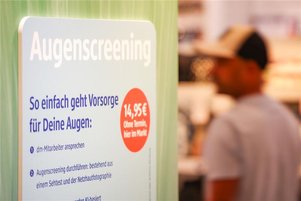 Augenscreening und Hautanalyse bei dm - Kritik und Skepsis Verbraucherschützer blicken skeptisch auf das Angebot.Christoph Reichwein/dpa