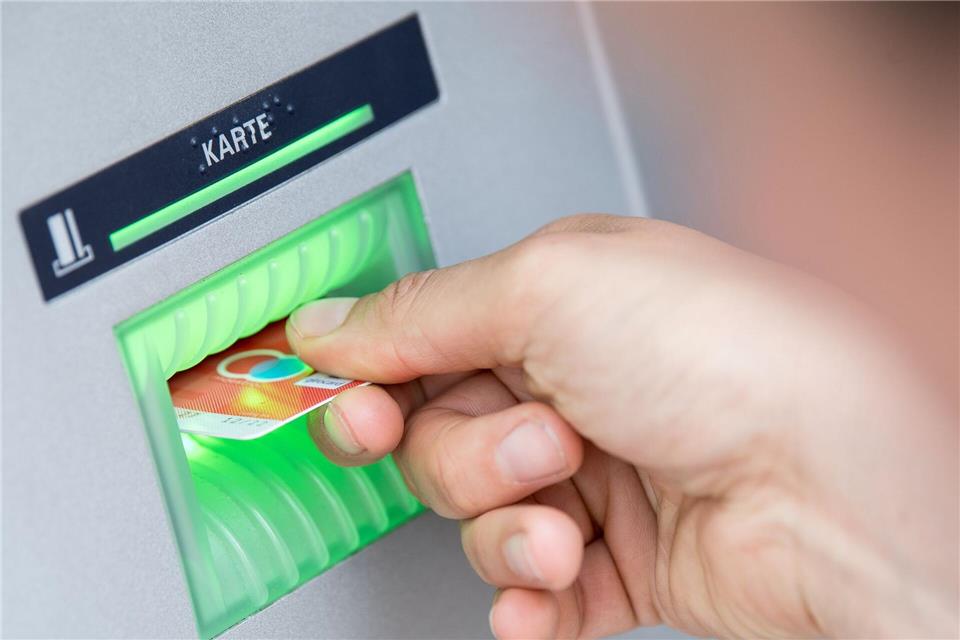 Verbraucherschützer empfehlen, lediglich eine Notreserve von etwa drei Nettomonatsgehältern liquide zu halten und den Rest zum Beispiel auf ein Tagesgeldkonto zu verschieben.picture alliance/dpa