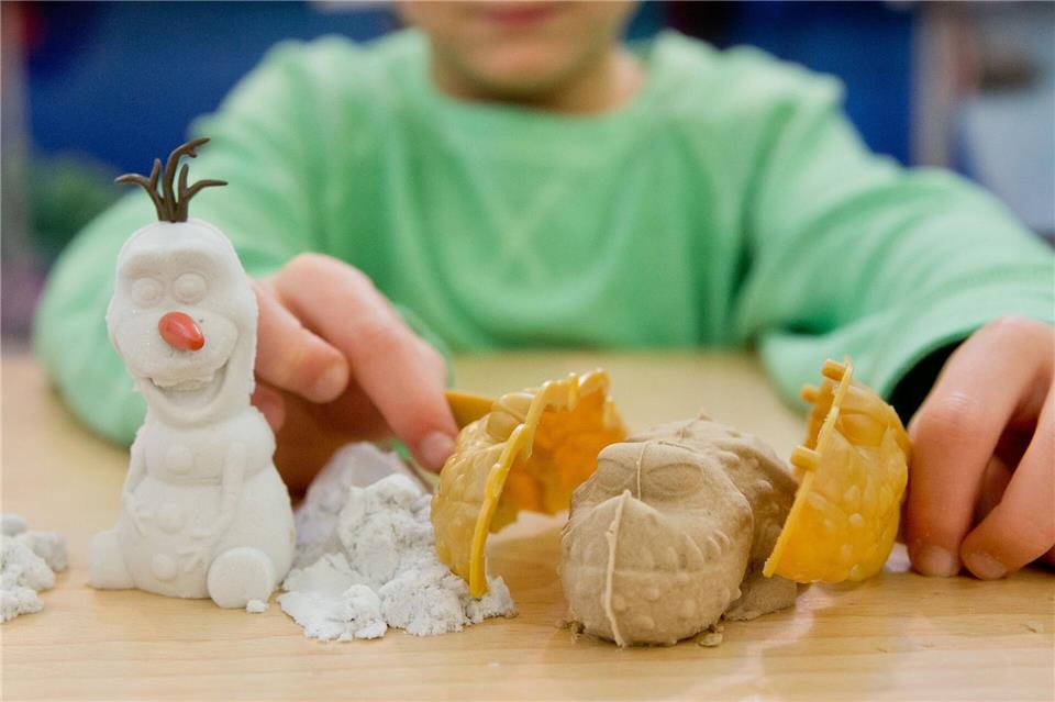 Verbraucherschützer raten vorsorglich davon ab, Sandspiel-Produkte für den Innenbereich zu verwenden, bis sicher geklärt ist, ob diese Asbest enthalten oder nicht.Daniel Karmann/dpa/dpa-tmn