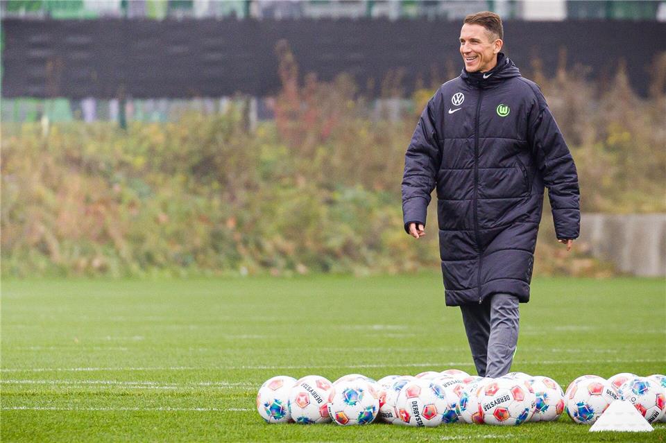 Verbreitete beim ersten Training des VfL Wolfsburg gute Laune: Interimstrainer Daniel Bauer.  Moritz Frankenberg/dpa