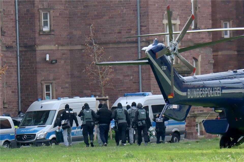 Bundesanwaltschaft klagt „Sächsische Separatisten“ an Verdächtige werden zum Ermittlungsrichter am Bundesgerichtshof gebracht. (Archivbild)Rene Priebe/dpa