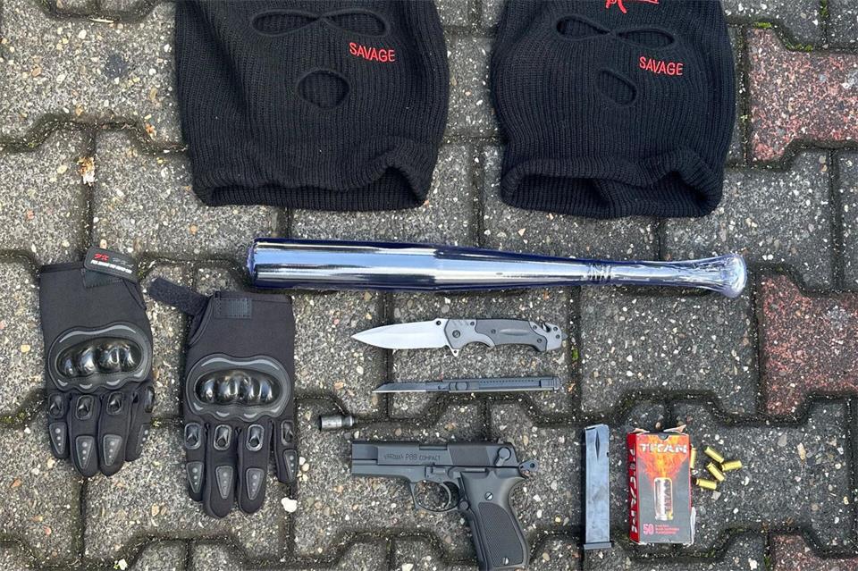 Verdächtiges Arsenal in Auto entdeckt.-/Polizei Düsseldorf/dpa