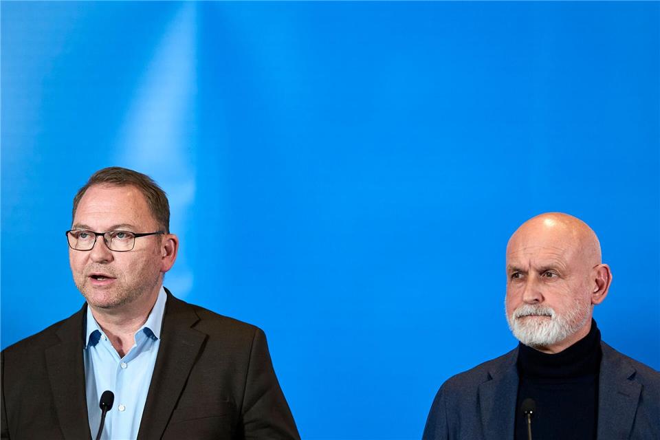 Verdi-Chef Frank Werneke (links), und der Bundesvorsitzende des dbb Beamtenbund und Tarifunion, Volker Geyer, wollen im Tarifkonflikt des öffentlichen Dienstes der Länder den Druck erhöhen. (Archivbild)Michael Ukas/dpa