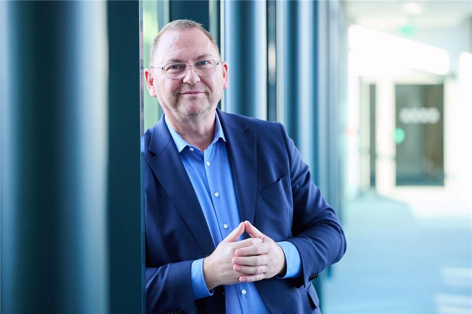 Verdi-Chef Frank Werneke tritt für ein strenges Vorgehen gegen die AfD ein. (Archivfoto)Annette Riedl/dpa