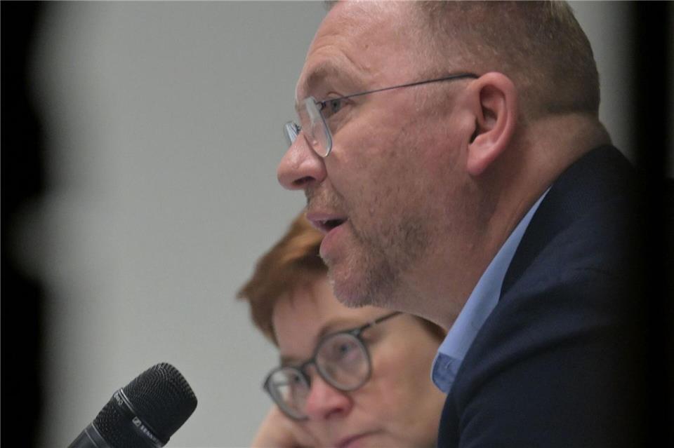 Verdi-Chef Frank Werneke und seine Stellvertreterin Christine Behle mussten den Stand der Verhandlungen in ihren Gremien erläutern. Michael Bahlo/dpa
