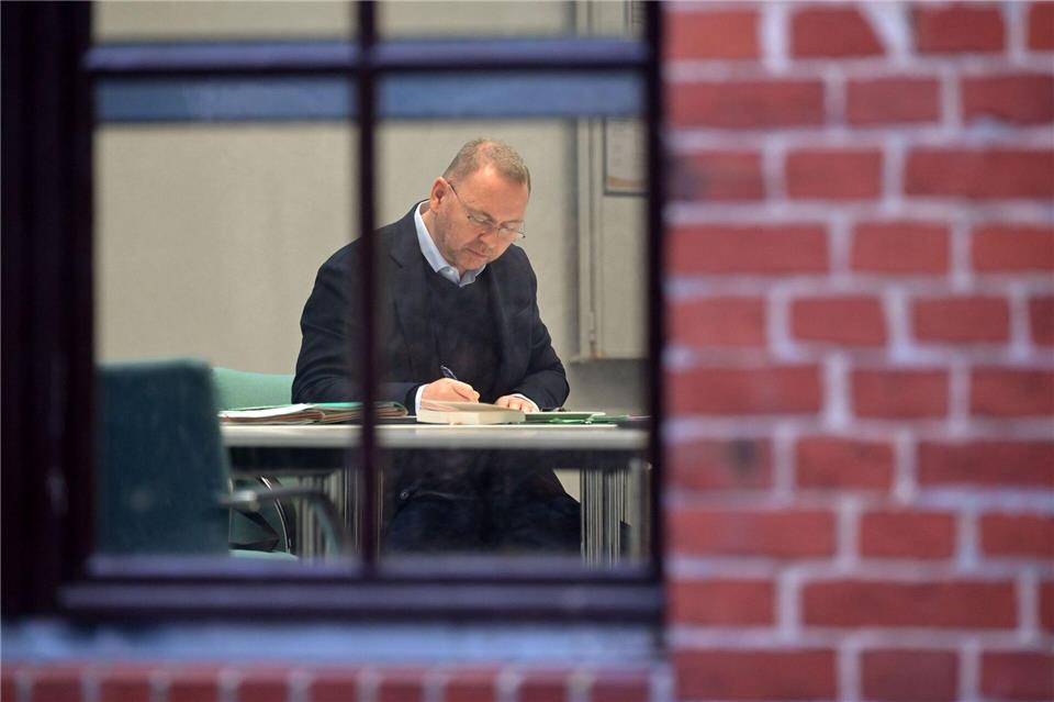 Verdi-Chef Frank Werneke vertiefte sich in Unterlagen. Michael Bahlo/dpa