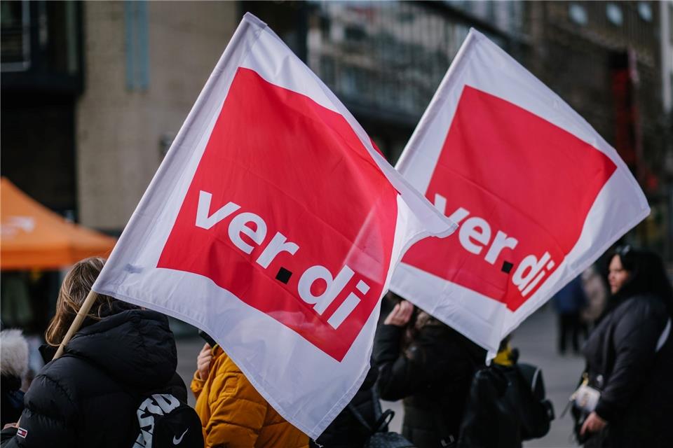 Verdi-Fahnen während einer Demonstration.