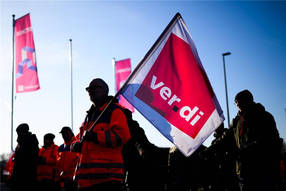 Verdi-Mitglieder gehen auf die Straße. (Archivbild)Julian Stratenschulte/dpa