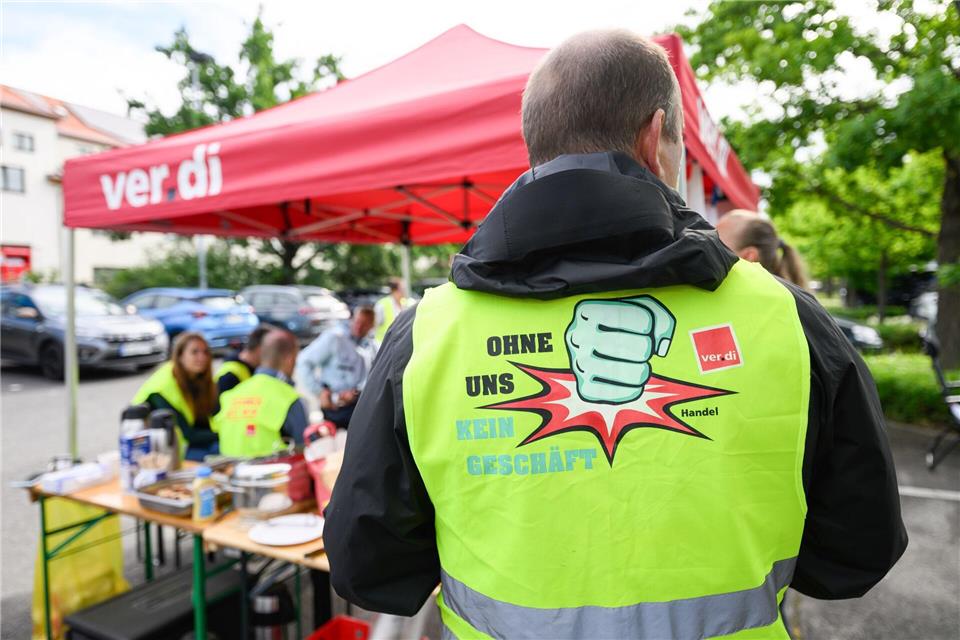 Verdi bestreikt den Einzelhandel erneut.Robert Michael/dpa