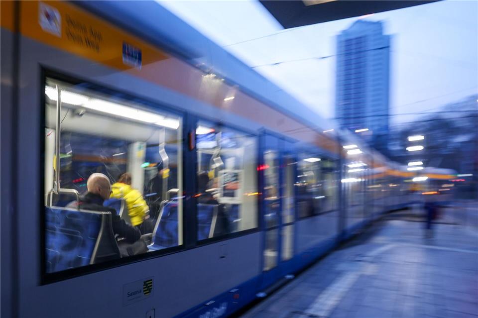 Verdi fordert die 35-Stunden-Woche im Nahverkehr. (Archivbild)Jan Woitas/dpa