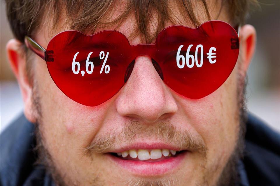 Verdi fordert unter anderem eine Entgelterhöhung von 6,6 Prozent bei einer Laufzeit von zwölf Monaten sowie einen Verdi-Mitgliederbonus von 660 Euro jährlich.Jens Büttner/dpa