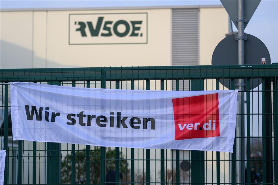 Verdi hat die Mitarbeiter der RVSOE und weiterer Verkehrsbetriebe in Sachsen erneut zum Warnstreik aufgerufen. (Archivbild)Robert Michael/dpa