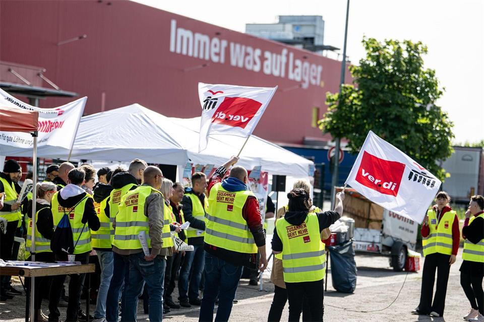 Verdi hatte in den vergangenen Wochen mehrfach zu Streiks vor Lagern von Handelskonzernen aufgerufen. (Archivbild) Fabian Sommer/dpa