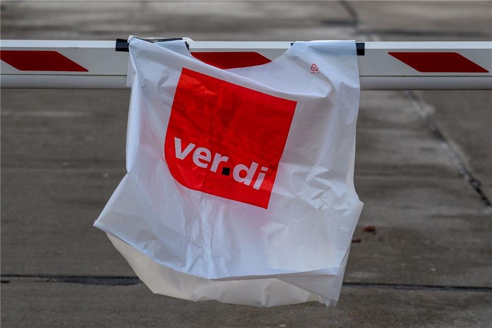 „Verdi“ ist auf einer Streikweste zu lesen.